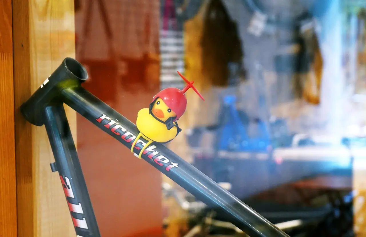Cadre de vélo avec un canard en casque dans l’atelier