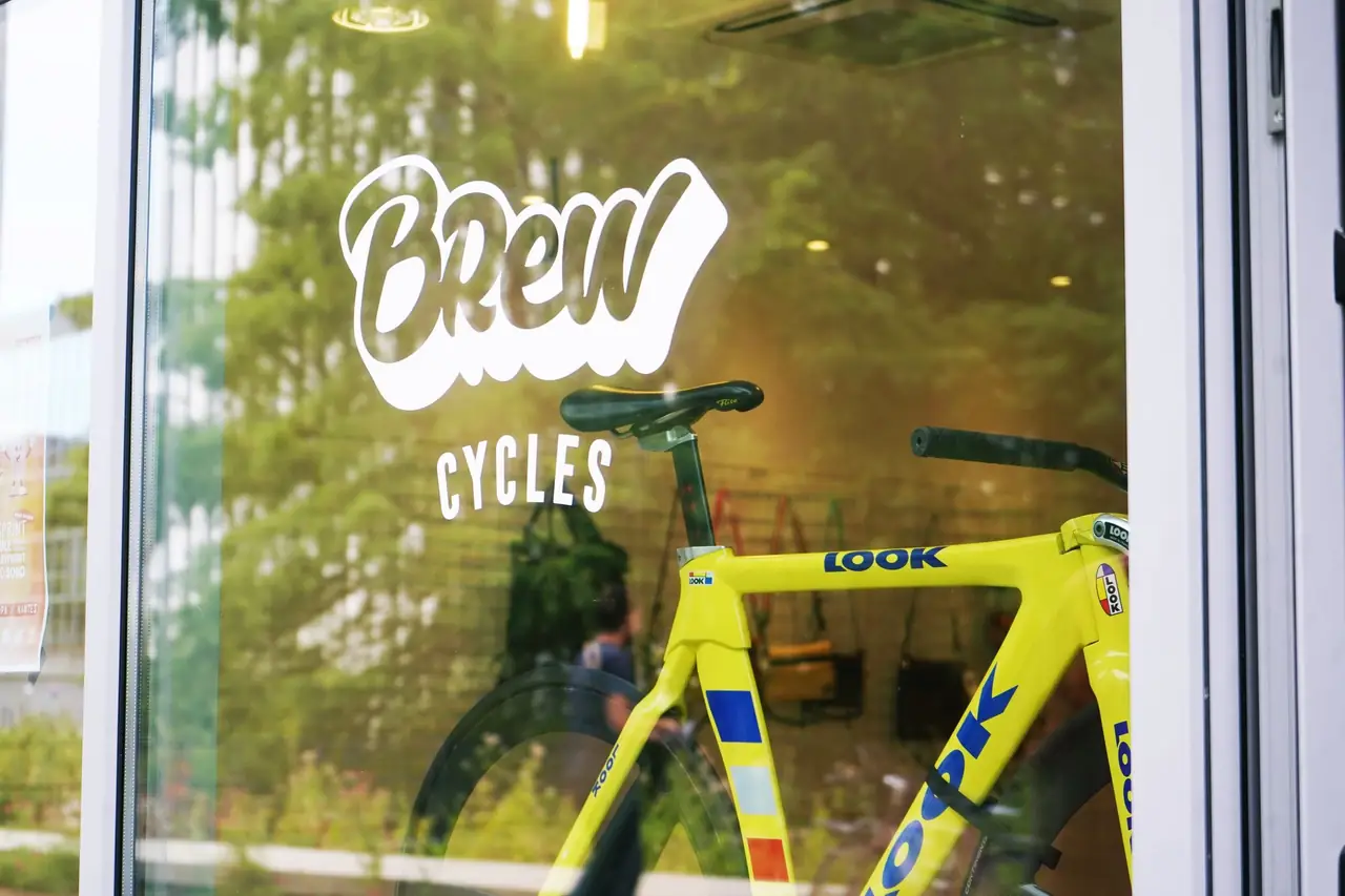 Vitrine Brew Cycles avec un vélo de piste jaune